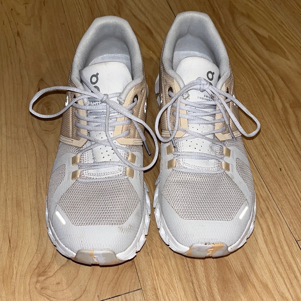 On cloud sneakers barely worn, size 8, white/tan